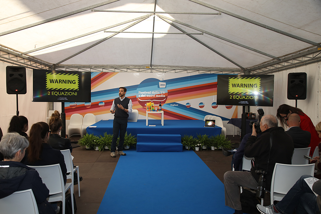 Festival della TV e dei Nuovi Media 2019_127.jpg - La Fisica nel quotidiano - Con Marco Delmastro  fisico delle particelle che lavora all’esperimento ATLAS al CERN di Ginevra,  affronteremo un viaggio attraverso i fondamenti, le motivazioni e la quotidianità della fisica delle particelle,  un viaggio che, grazie alla sua capacità di divulgazione, diventa accessibile a tutti.